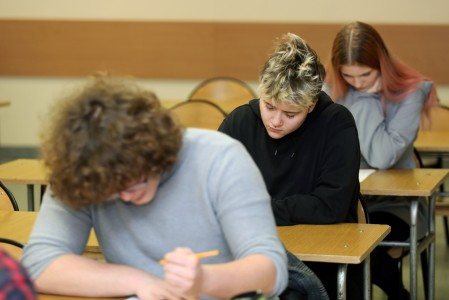 Studenci siedzacy w sali wykładowej i rozwiązujacy test.. Kliknij, aby powiększyć zdjęcie.